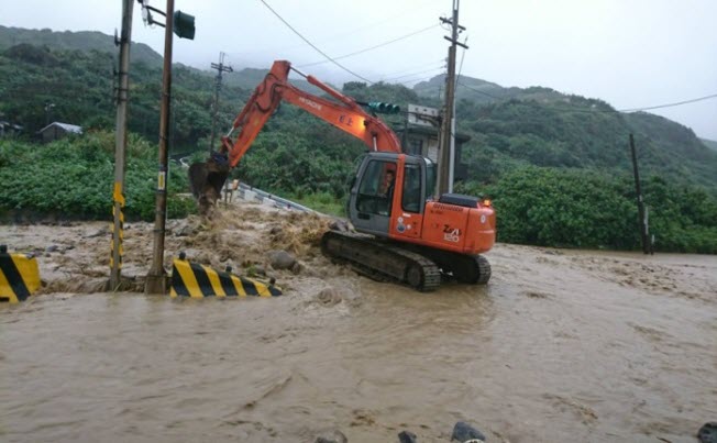 永興里香果園路口道路中斷