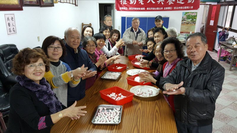 老人會搓湯圓 老人會搓湯圓