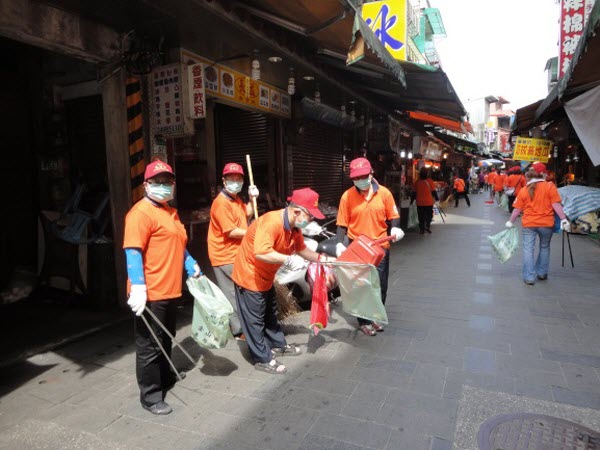 志工清潔道路情形街景圖