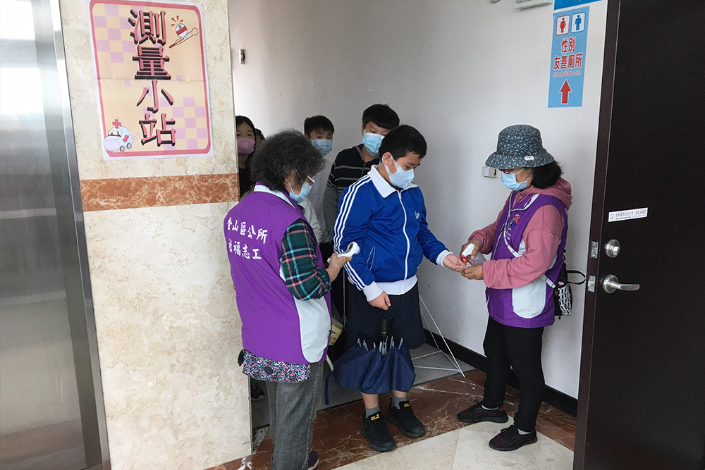 增設測量小站,量額溫及酒精消毒 增設測量小站,量額溫及酒精消毒