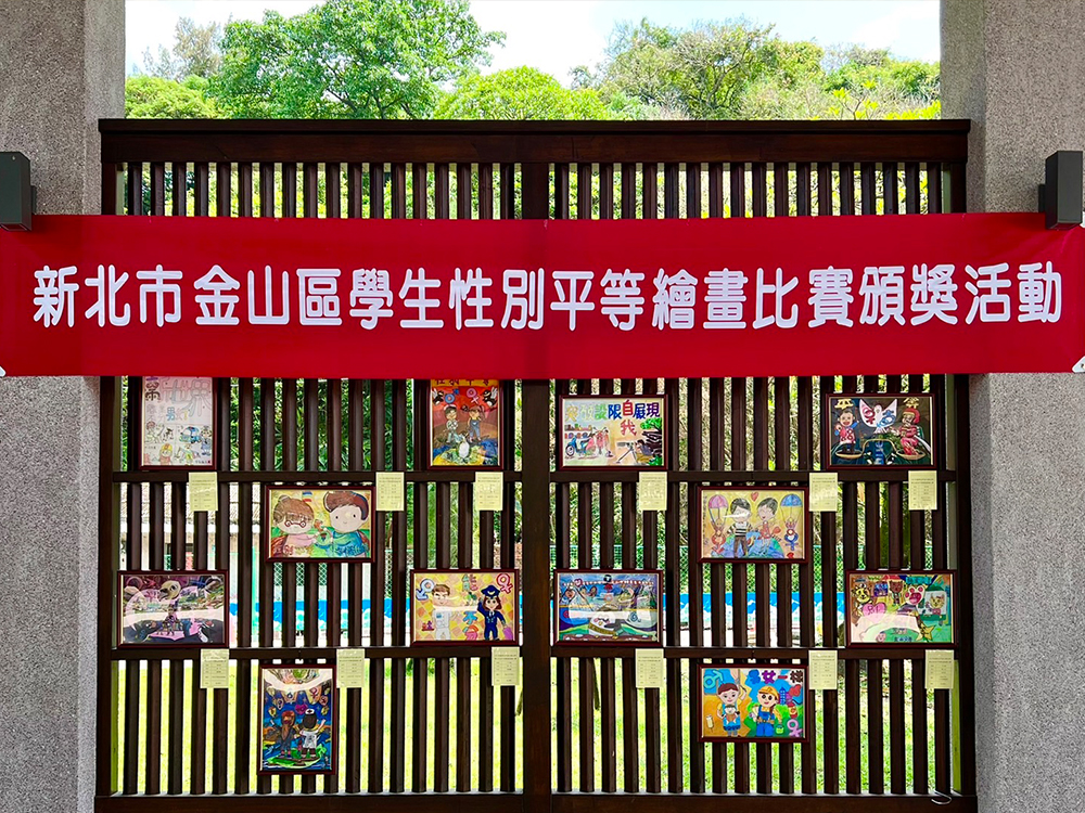得獎同學拿著自已作品與貴賓合影 得獎作品