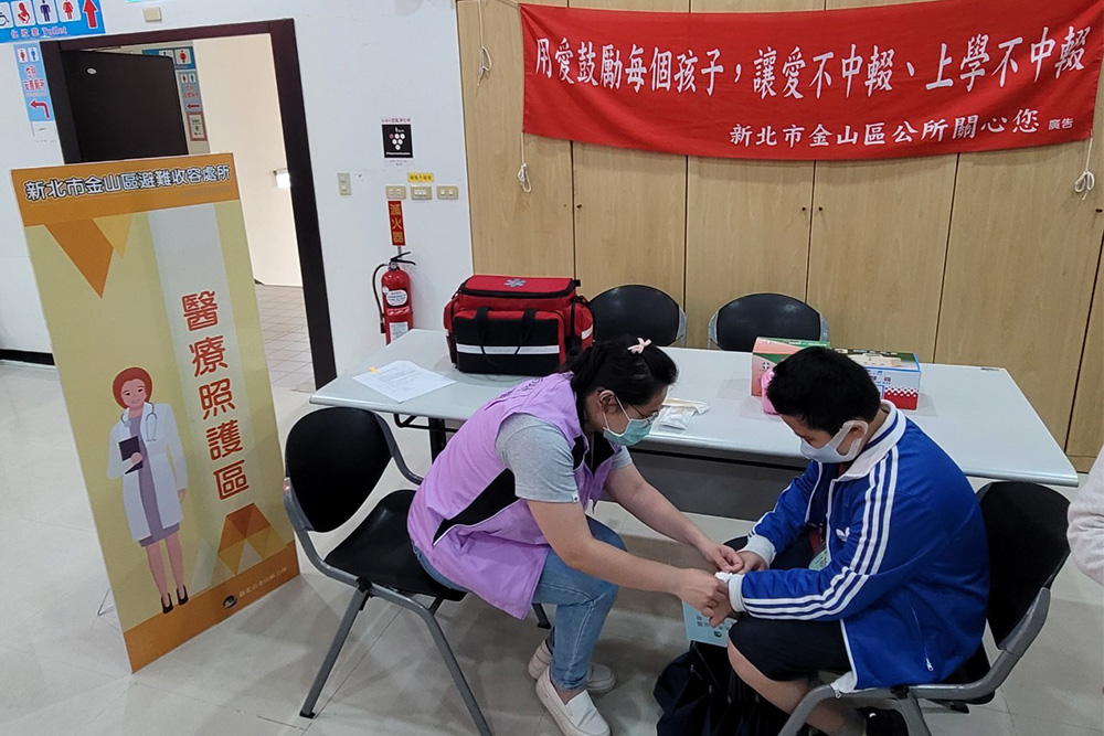 金山衛生所進行簡易醫療包紮服務 金山衛生所進行簡易醫療包紮服務