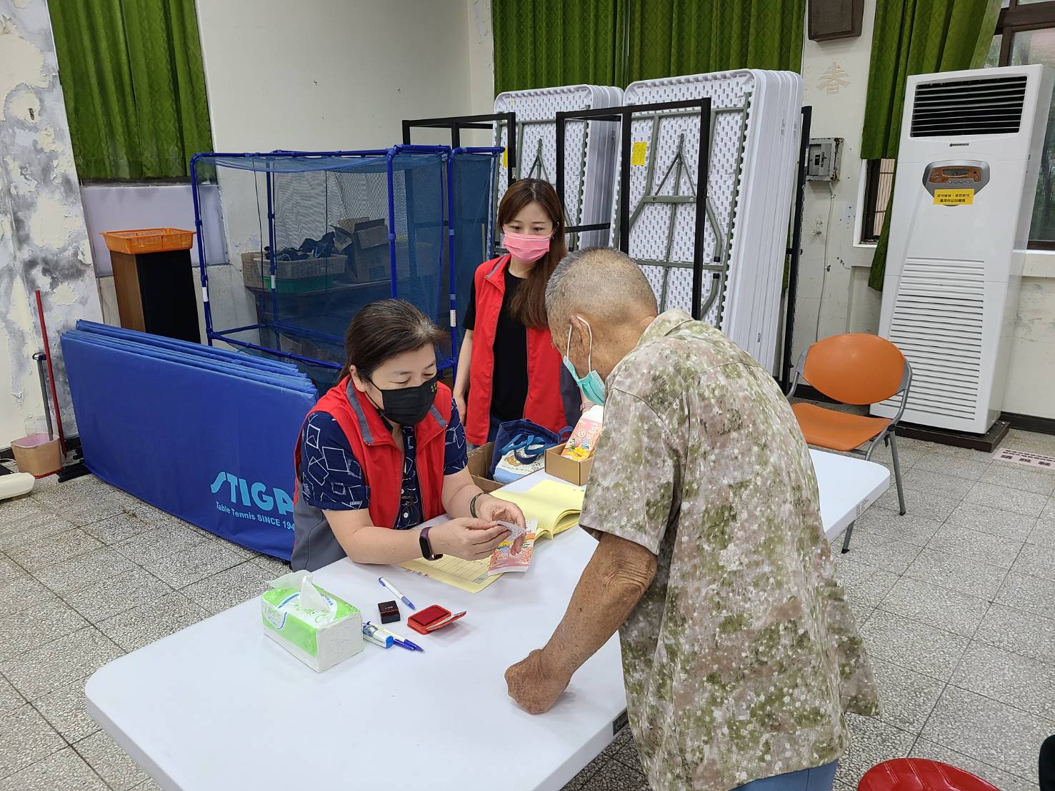 準備金山農會自製的手工長壽麵線,幫長輩們「祝壽」、「添壽」 長輩遵守防疫規定排隊領取重陽禮券
