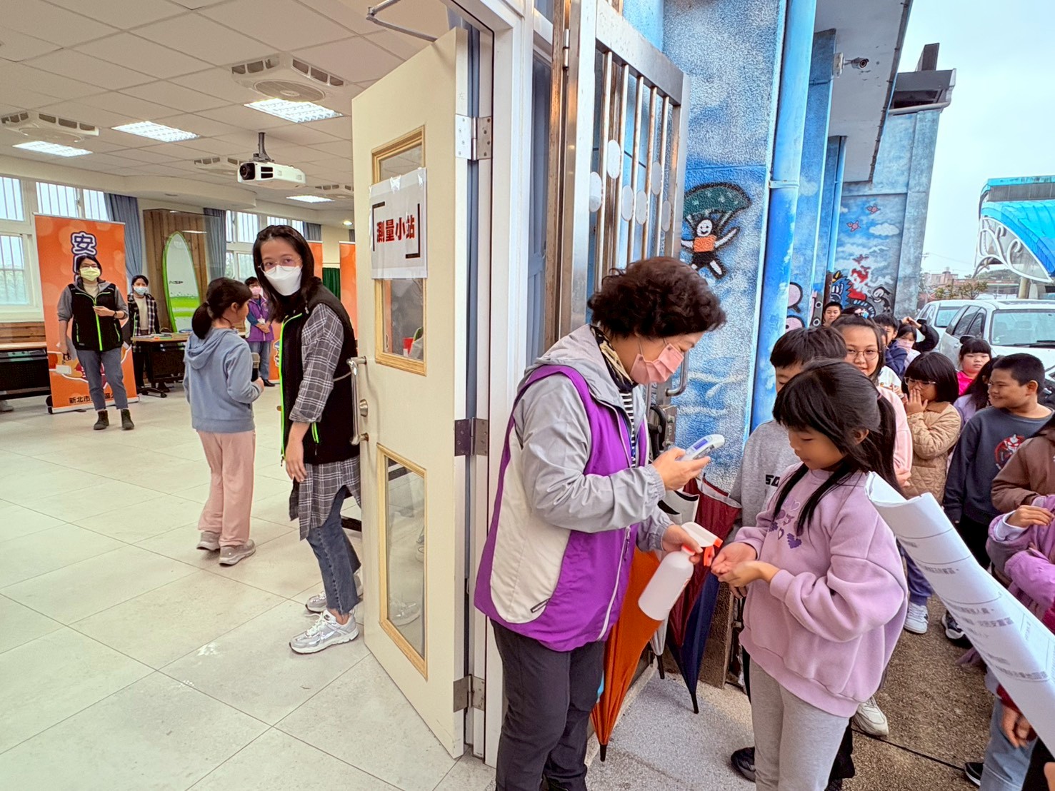 測量小站模擬防疫情境進行體溫測量、酒精消毒手部